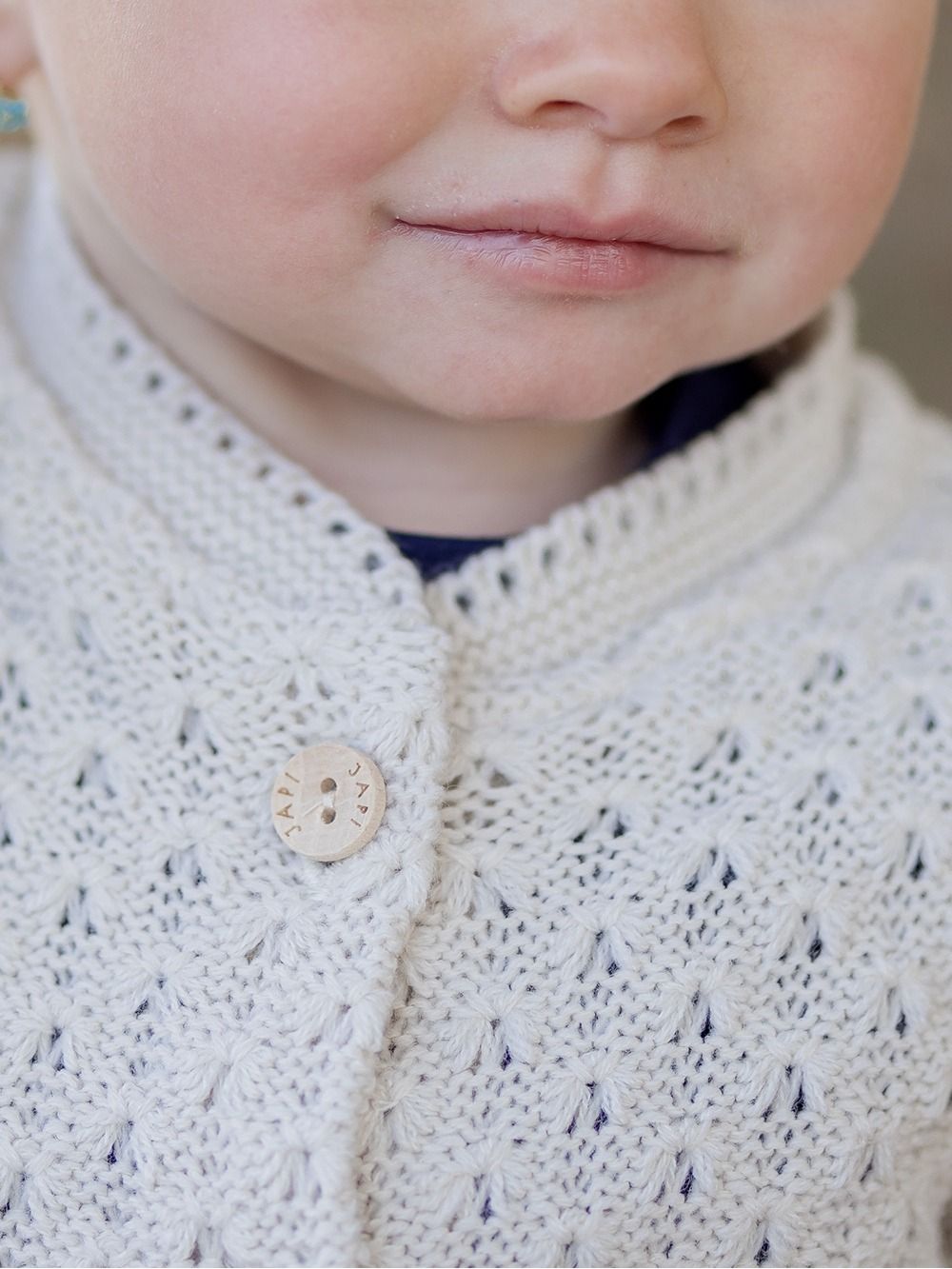 biely detský sveter