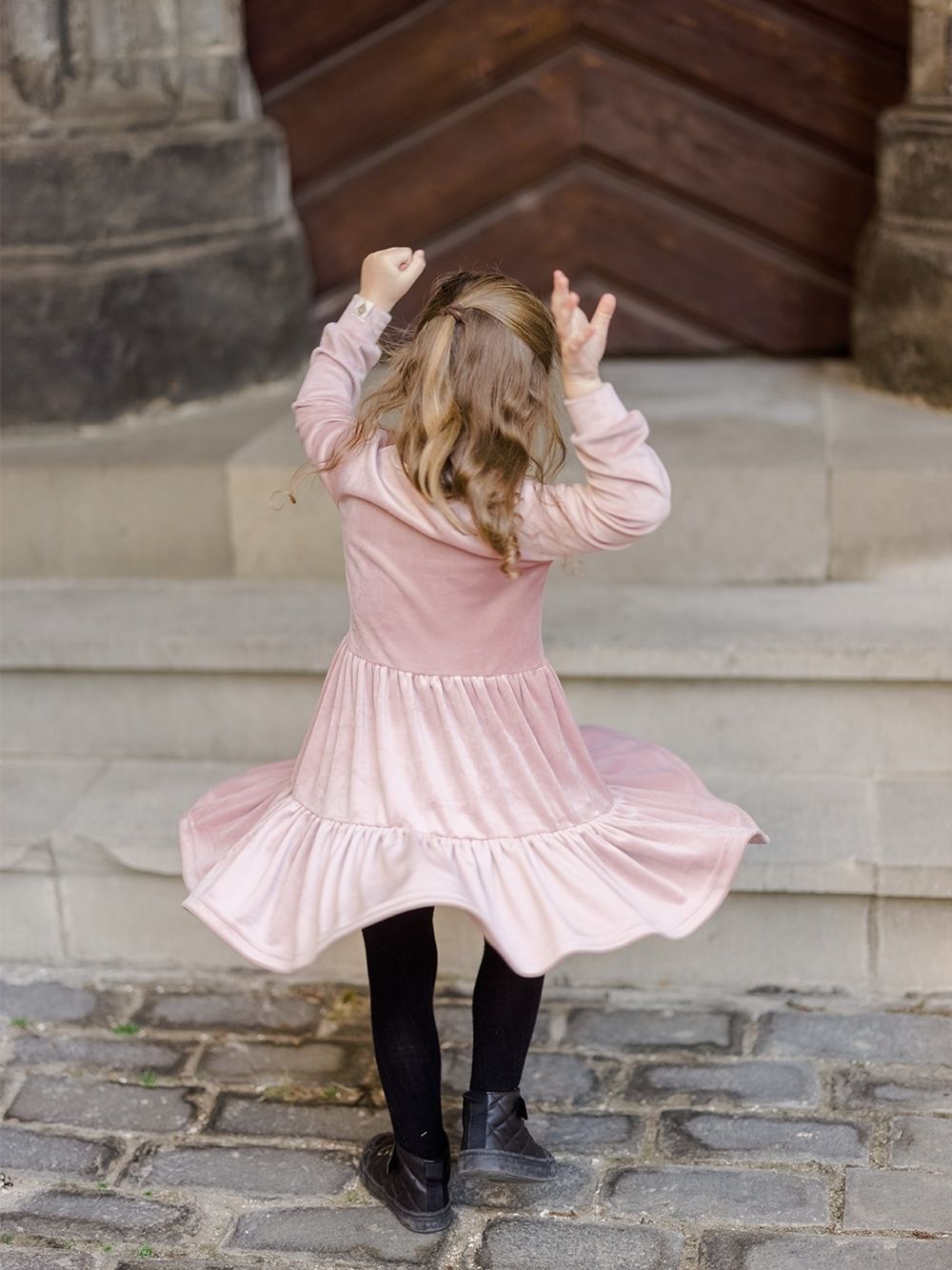 Ružové šaty zo zamatu pre dievčatko