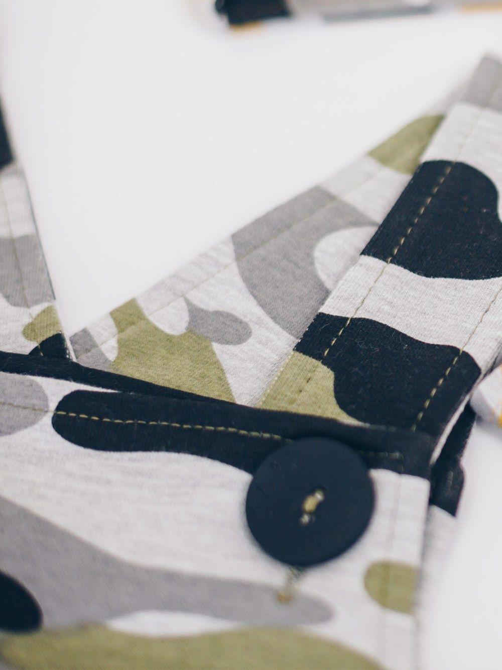 Trousers with suspenders Camouflage print